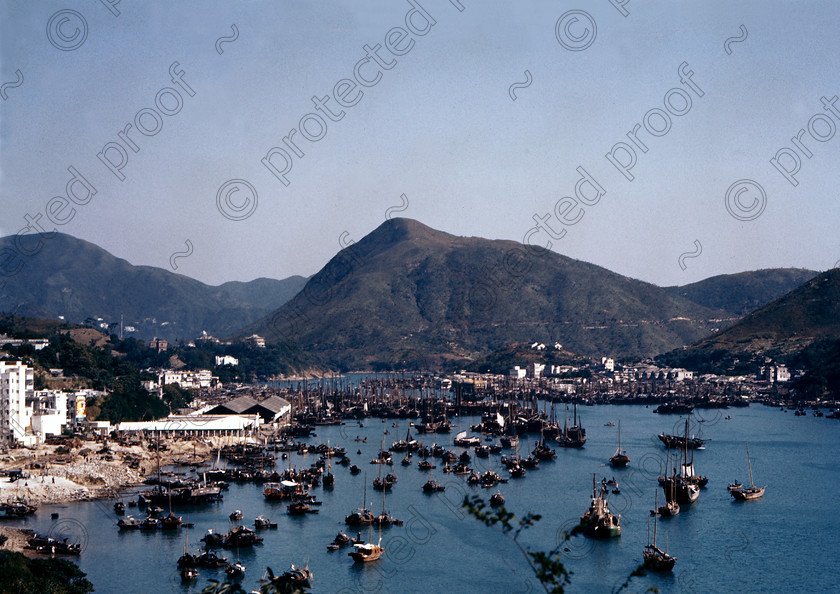 PMR.HK-29 
 Hong Kong 1958: view of the crowded harbour at Aberdeen fishing village, with floating restaurants and Aplichau Island. 
 Keywords: British colonies, nostalgia, historic, island, tropics, Far East